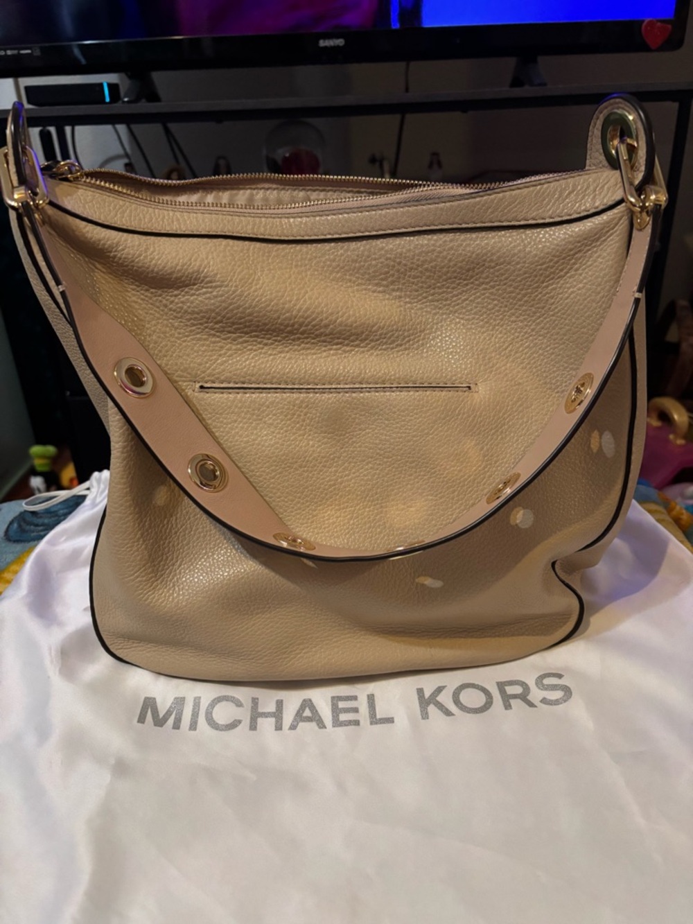 Michael Kors Pebbled Leather Shoulder Bag in Light Beige with Gold Hardware - Picture 2 of 6